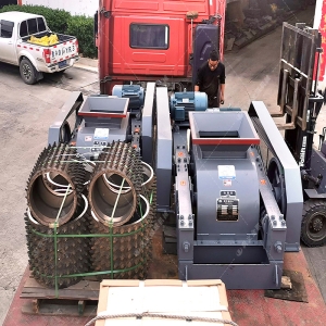 2PG1200x800型半自動(dòng)液壓對輥破碎機(jī)發(fā)往四川